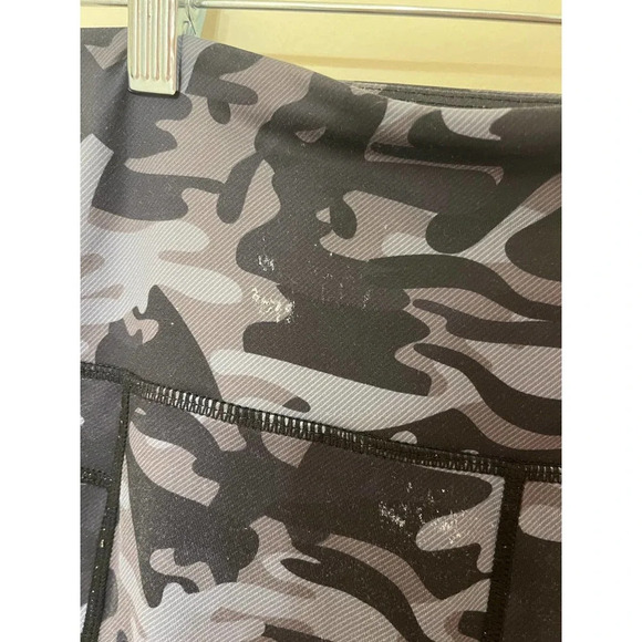 Zyia Active Gray Camo Light n Tight Leggings Size 6-8 Pocket Hi-Rise Capris - Picture 5 of 6